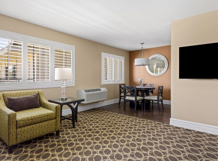 full kitchen, dining, living room