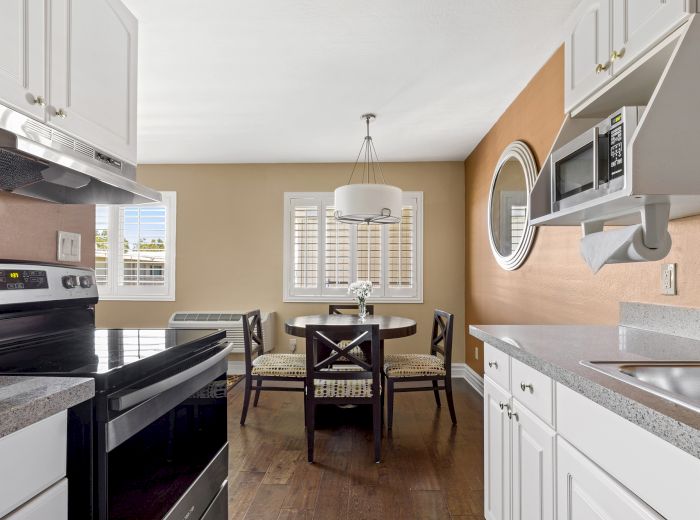 full kitchen, dining, living room